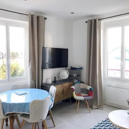 D'une A A 200 M De La Avec Vue Sur La Jardin Et Wifi 아파트 비아히쯔