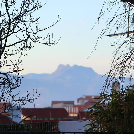 D'une A A 200 M De La Avec Vue Sur La Jardin Et Wifi 아파트 *